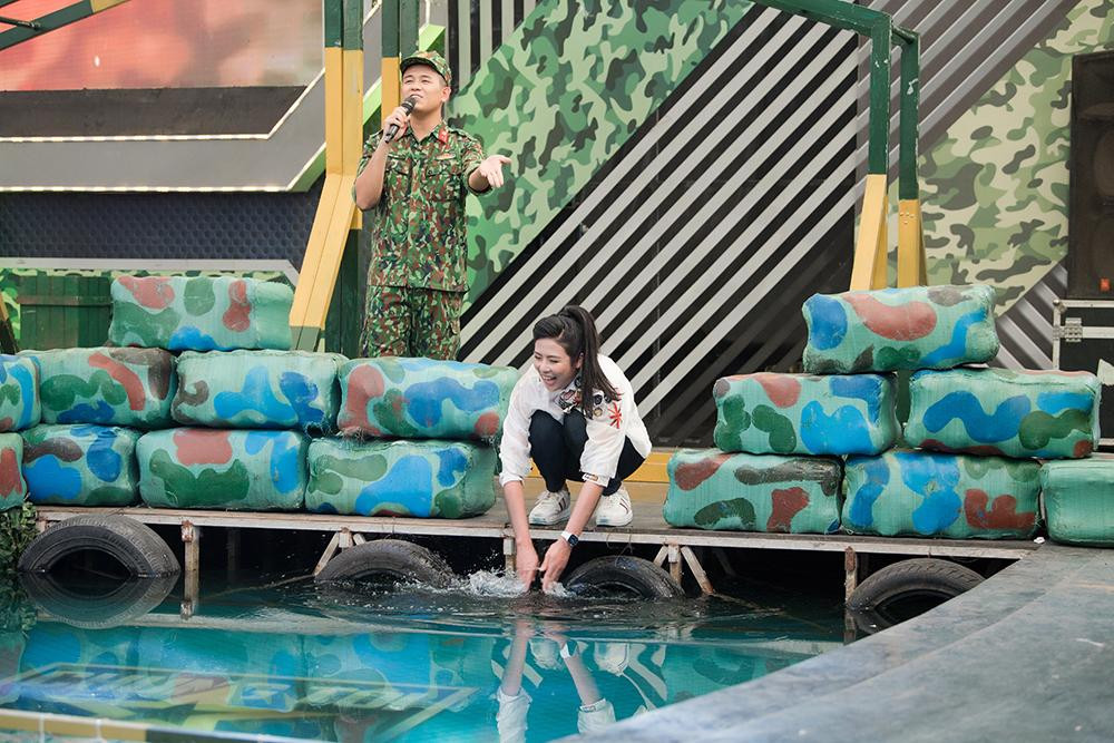 Mặc dù lấm bẩn quần áo, đầu tóc sau khi thực hiện loạt thử thách nhưng Ngọc Hân vẫn rất vui khi được MC Đức Bảo khen ngợi có thể lực tốt. Mặc dù lấm bẩn quần áo, đầu tóc sau khi thực hiện loạt thử thách nhưng Ngọc Hân vẫn rất vui khi được MC Đức Bảo khen ngợi có thể lực tốt.