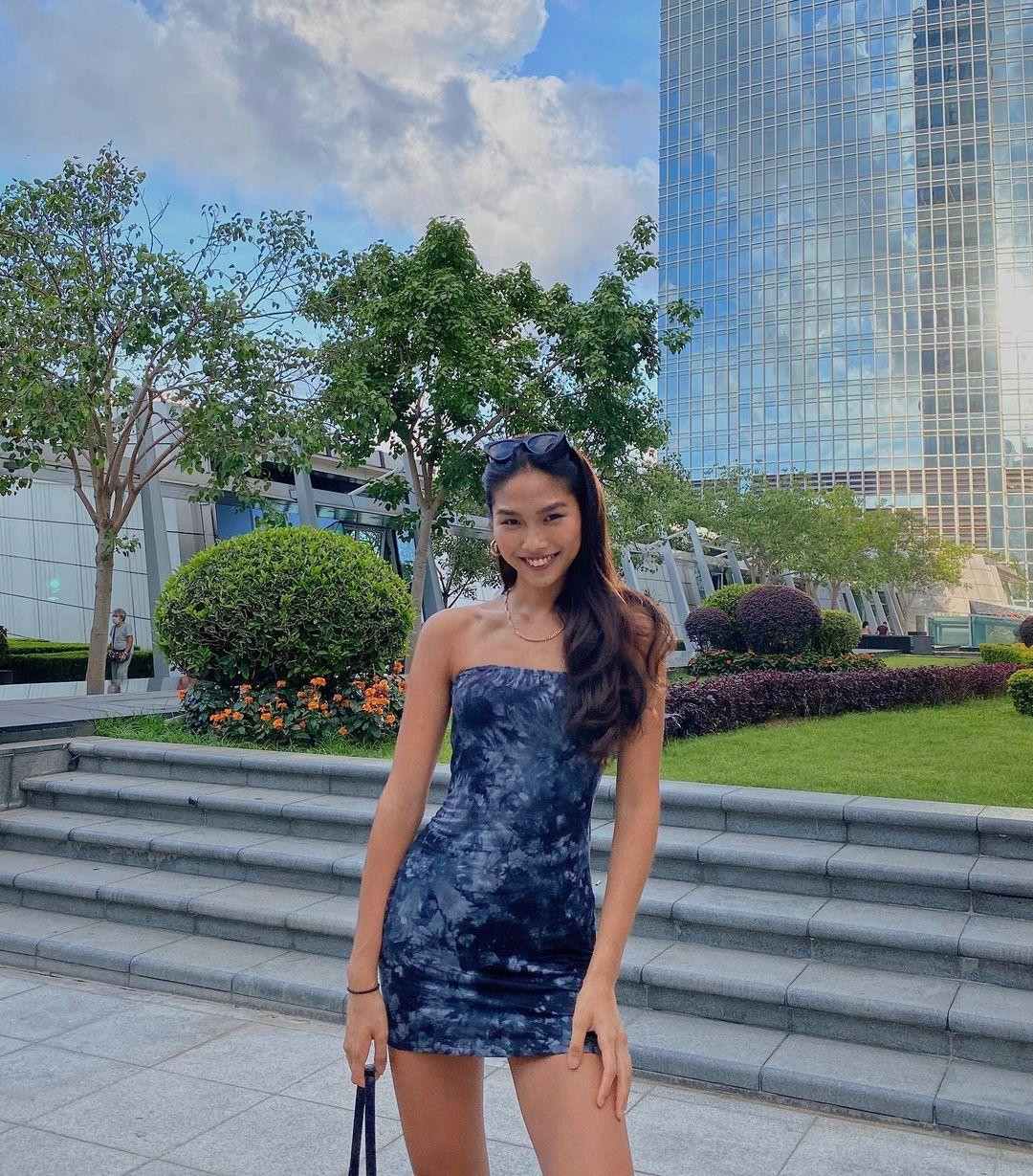 Rosemary đã lấy bằng cử nhân Xã hội học và truyền thông, Nghiên cứu văn hóa ở Đại học Hong Kong. Rosemary đã lấy bằng cử nhân Xã hội học và truyền thông, Nghiên cứu văn hóa ở Đại học Hong Kong.