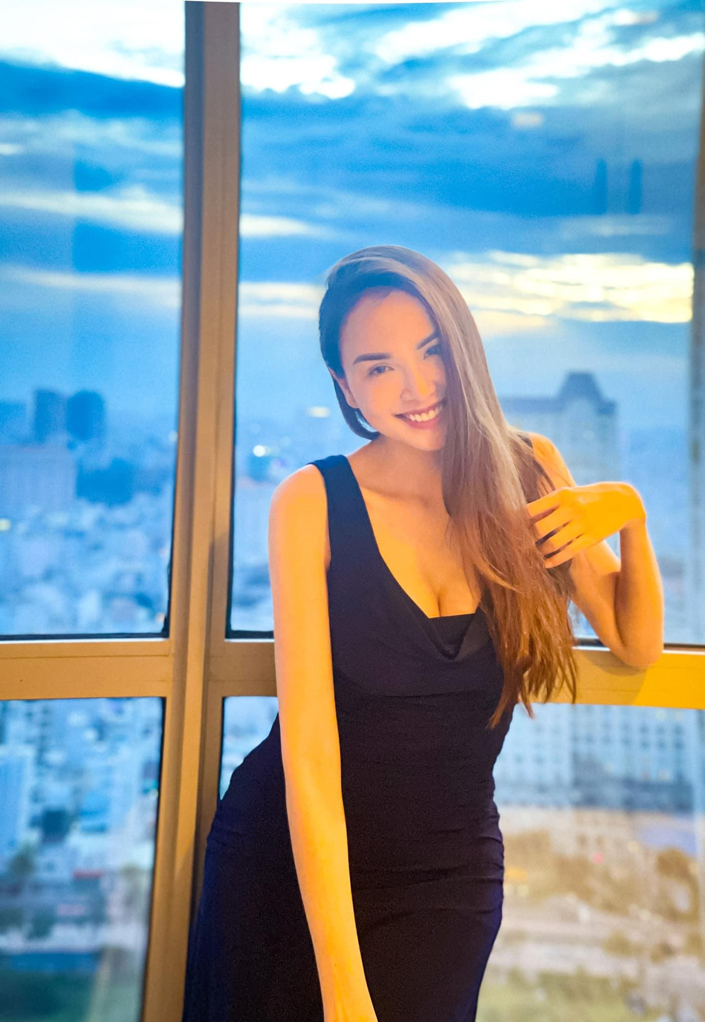 Ở trong nhà thực hiện giãn cách, Hoa hậu Diễm Hương diện trang phục đơn giản nhưng vẫn quyến rũ.