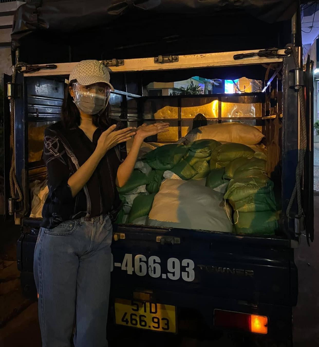 Hoa hậu Tiểu Vy đi phát gạo cho người nghèo trong mùa dịch ở TP. HCM.