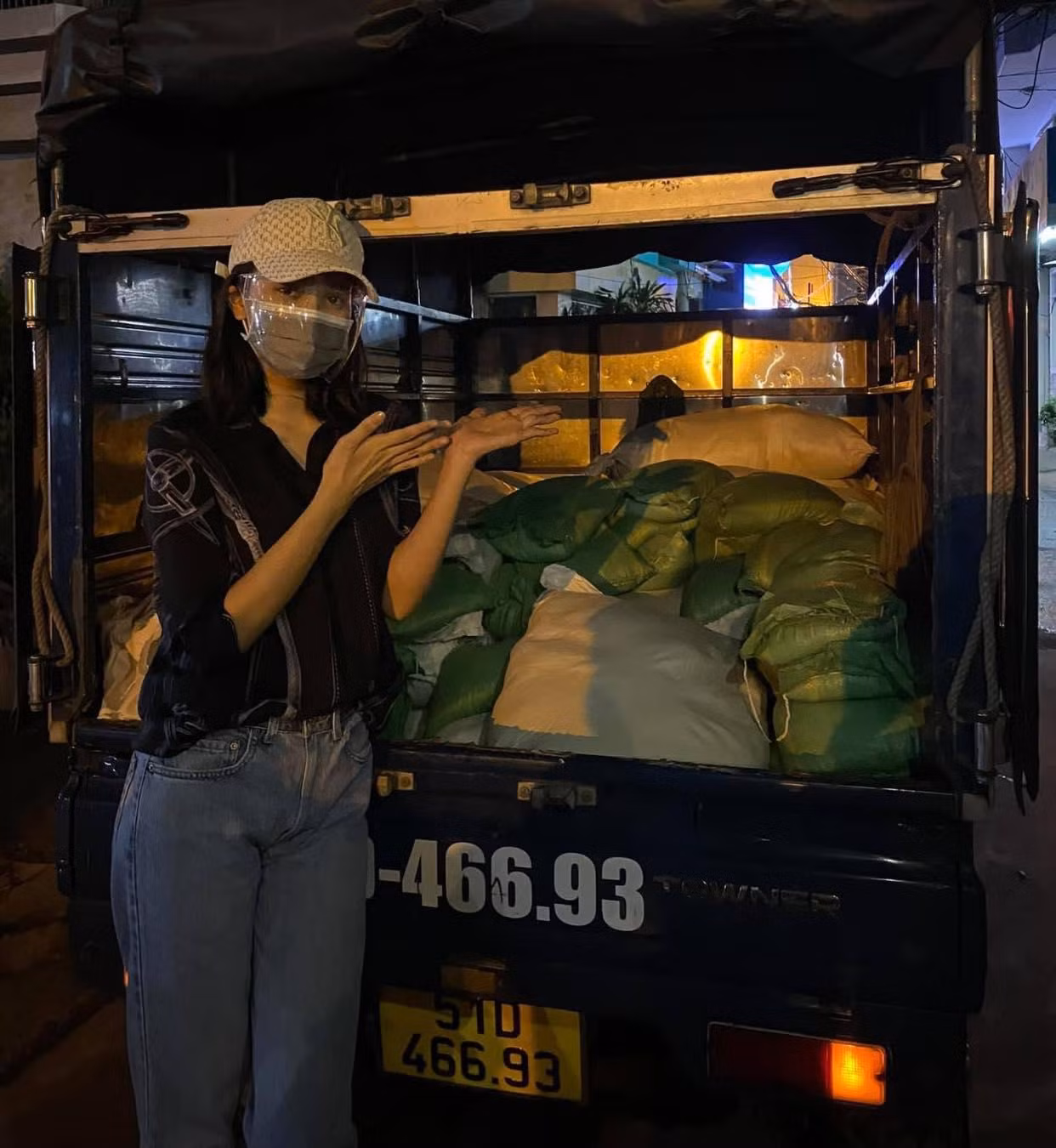 Hoa hậu Tiểu Vy đi phát gạo cho người nghèo trong mùa dịch ở TP. HCM.