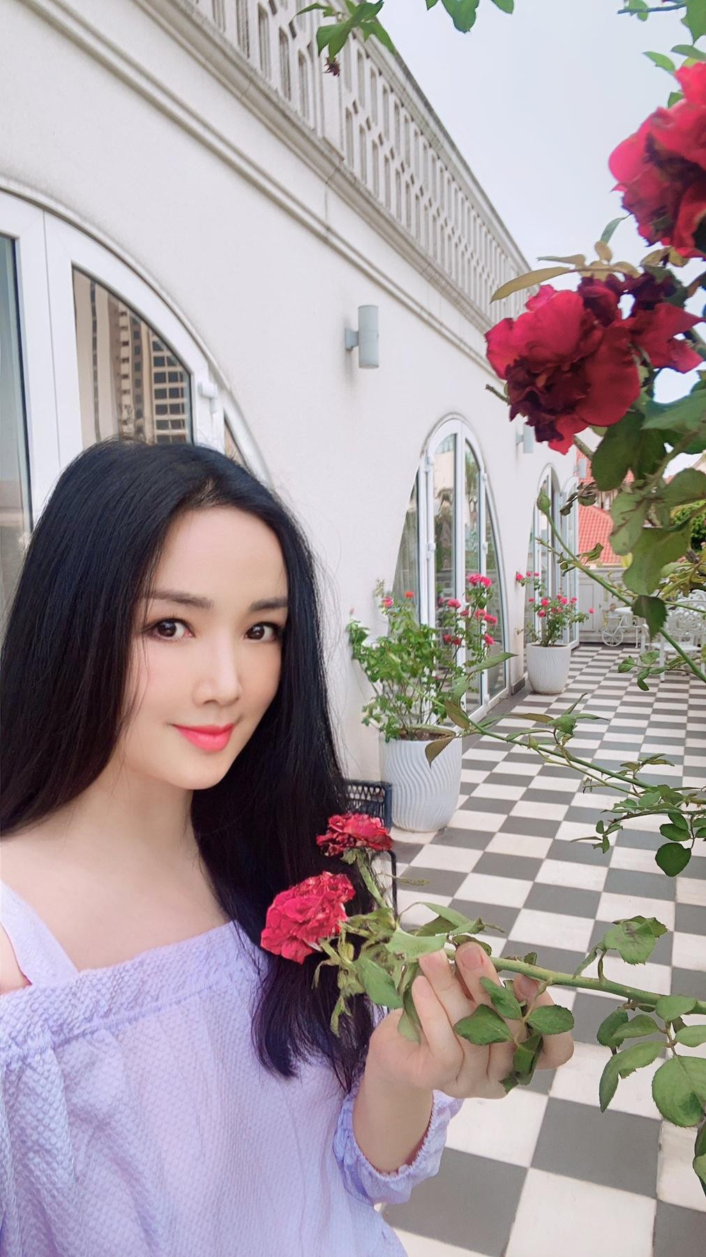 Hoa hậu Giáng My xinh đẹp khoe dáng bên hoa trong vườn nhà.