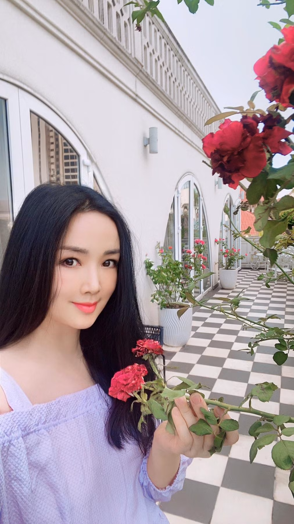 Hoa hậu Giáng My xinh đẹp khoe dáng bên hoa trong vườn nhà.