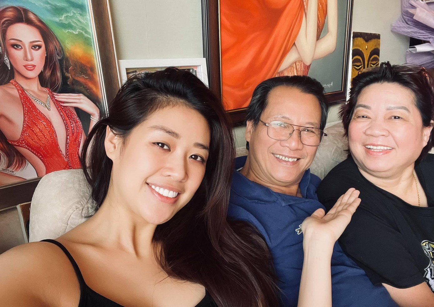 Hoa hậu Khánh Vân hạnh phúc bên ba mẹ khi tiếp tục thực hiện cách ly tại nhà sau khi trở về từ Mỹ.