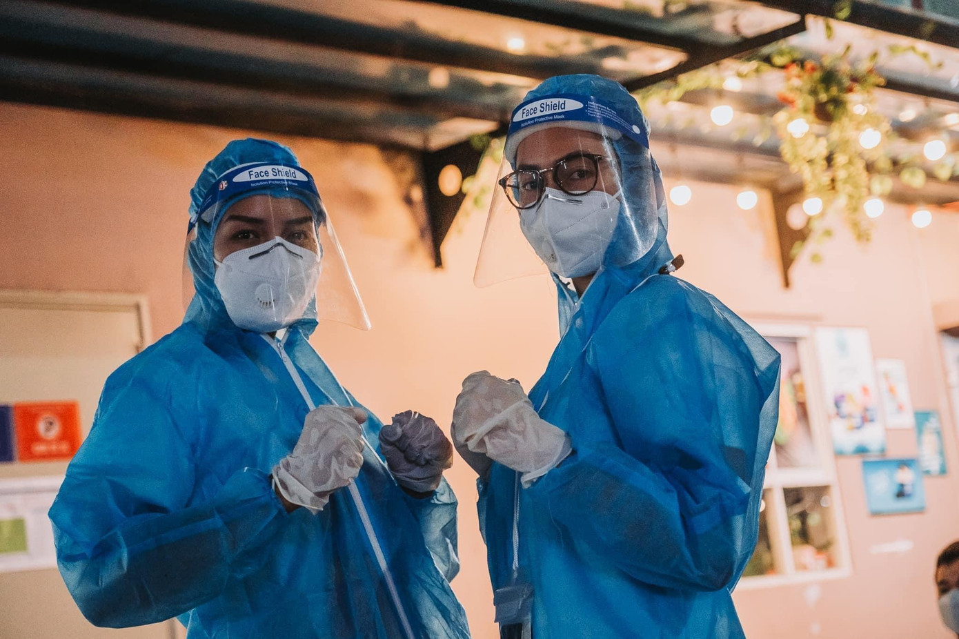 Á hậu Mâu Thuỷ và Hoàng My tiếp tục công việc làm tình nguyện viên hỗ trợ đội ngũ y bác sĩ tuyến đầu tại TP. HCM.