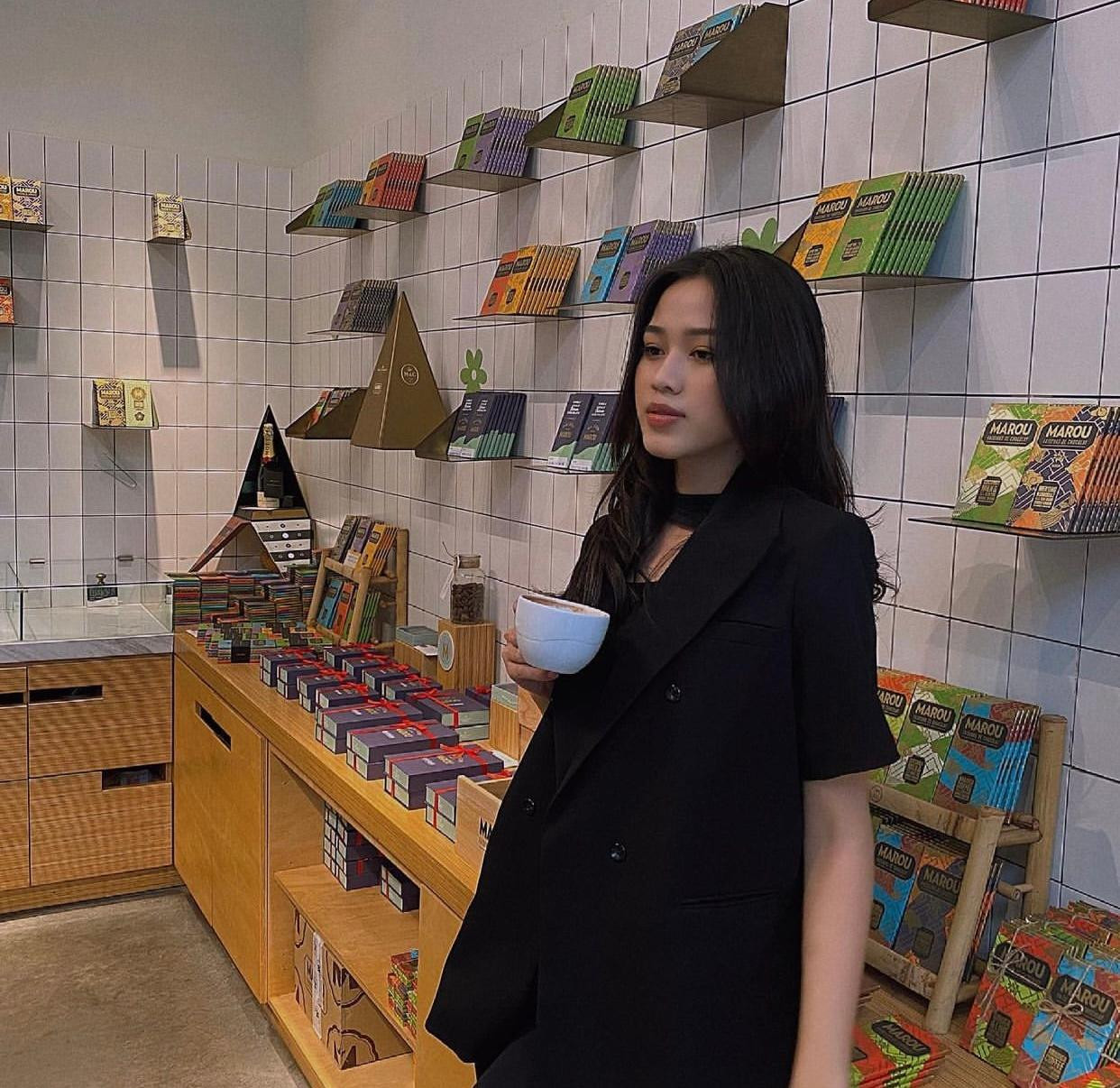 Hoa hậu Đỗ Thị Hà diện trang phục kín đáo nhưng vẫn cực kỳ xinh đẹp, yêu kiều.