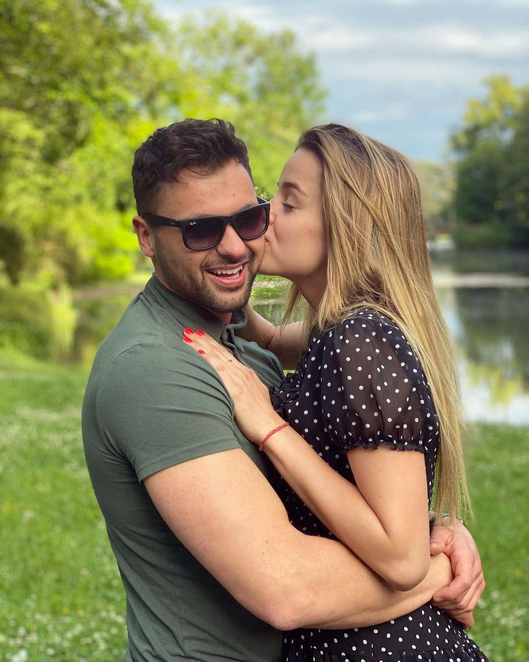 Hiện tại người đẹp đã có bạn trai và cô không ngần ngại chia sẻ những hình ảnh cực tình cảm trên trang cá nhân.