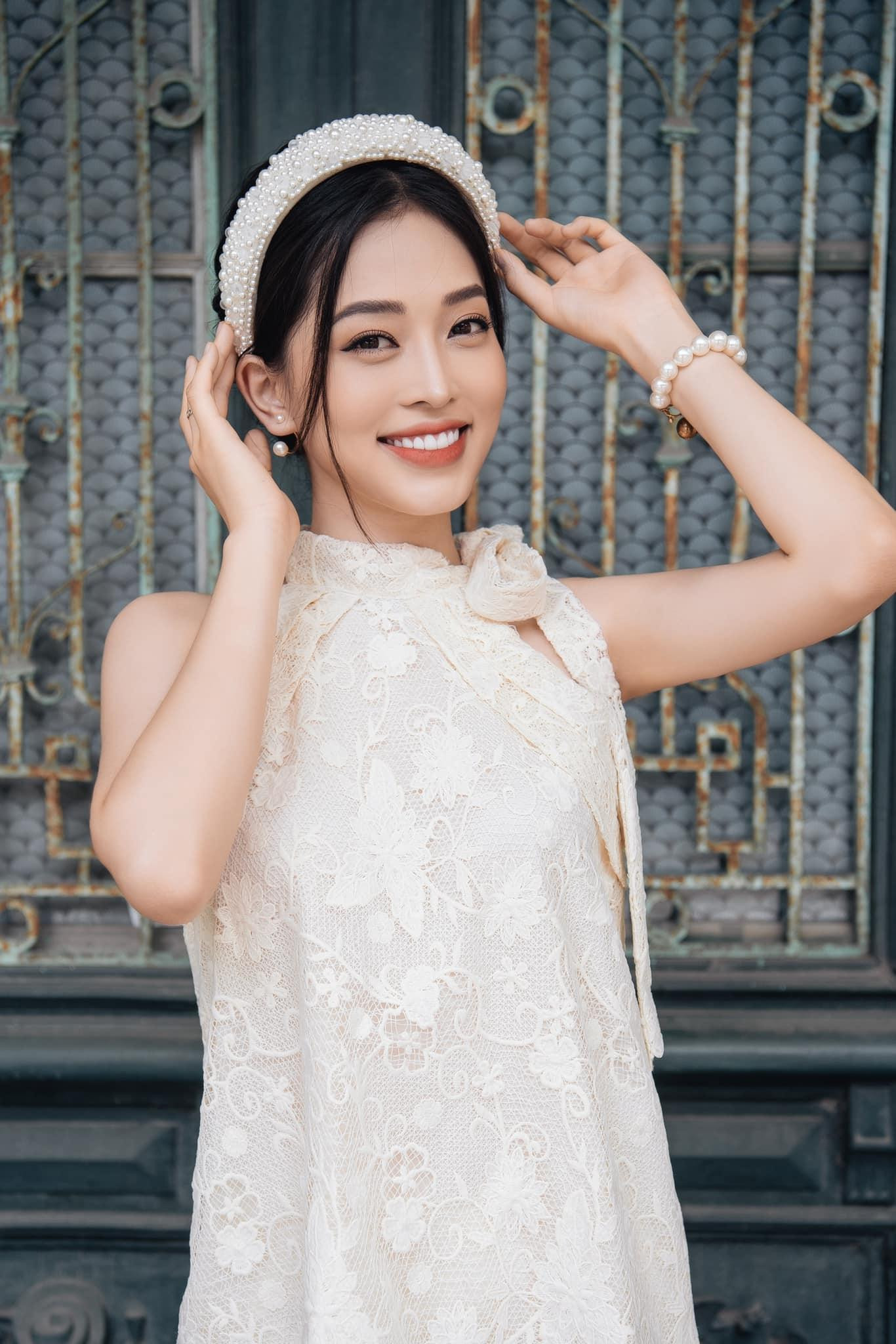 Á hậu Phương Nga chia sẻ: "Một chú ảnh xinh xinh kèm lời chúc thi tốt đến các sĩ tử ngày mai thi tốt nghiệp THPT. Chúc các em thật bình tĩnh nè, đọc kỹ đề, hoàn thành tốt bài thi. Và đặc biệt phải nhớ giữ sức khoẻ, thực hiện đầy đủ các biện pháp phòng dịch để giữ an toàn cho bản thân cũng như gia đình và xã hội nữa".