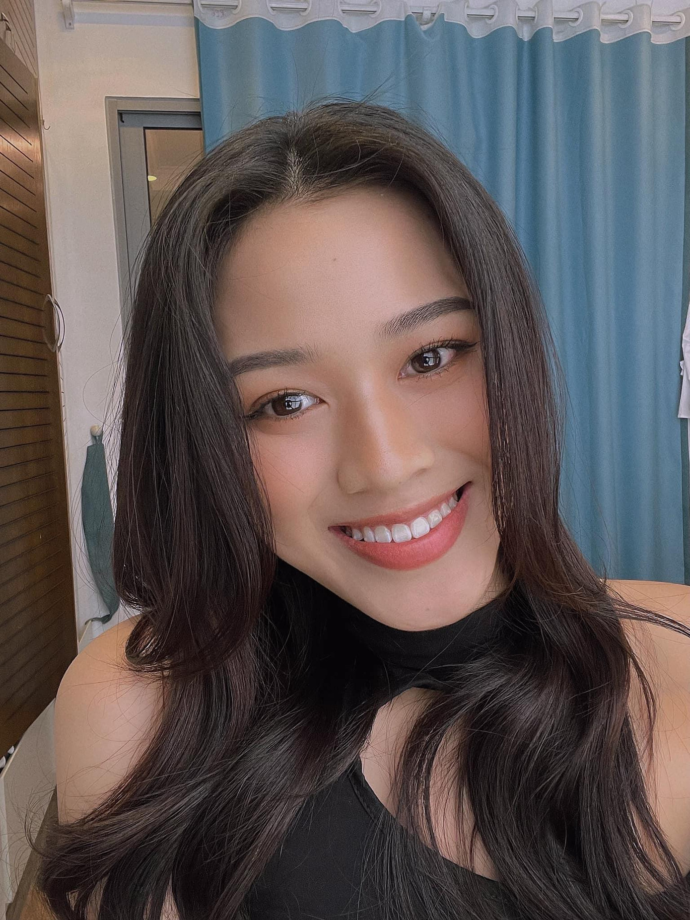 Ở nhà tránh dịch, Hoa hậu Đỗ Thị Hà trổ tài tự make-up, nhận được nhiều lời khen ngợi từ các fans. Ở nhà tránh dịch, Hoa hậu Đỗ Thị Hà trổ tài tự make-up, nhận được nhiều lời khen ngợi từ các fans.