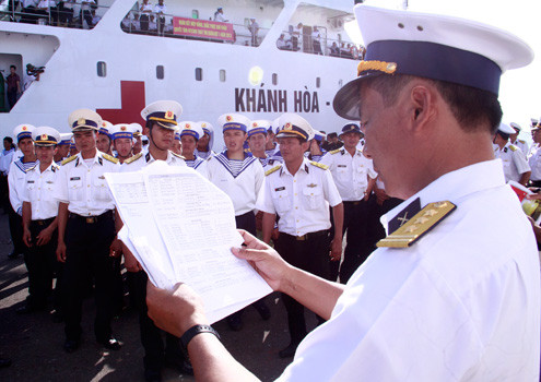 Từng cái tên của chiến sĩ được xướng lên. Chuyến giao quân lần này sẽ diễn ra ở tất cả đảo chìm, đảo nổi ở Trường Sa