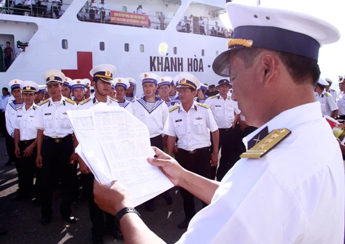 Từng cái tên của chiến sĩ được xướng lên. Chuyến giao quân lần này sẽ diễn ra ở tất cả đảo chìm, đảo nổi ở Trường Sa