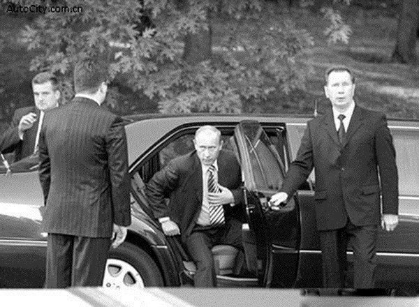 Thủ tướng Nga Vladimir Putin lựa chọn Mercedes S600 làm “hộ vệ” cho mình, xe chống đạn dài 6.200 mm trang bị động cơ V12 dung tích 6 lít với công suất 400 mã lực. Những tính năng an toàn cao cấp gồm bình xăng tự bịt kín nếu bị thủng, hệ thống tự dập lửa, trợ lực phanh và cảnh báo an toàn, phân bổ phanh điện tử...