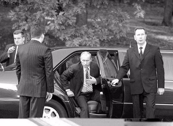 Thủ tướng Nga Vladimir Putin lựa chọn Mercedes S600 làm “hộ vệ” cho mình, xe chống đạn dài 6.200 mm trang bị động cơ V12 dung tích 6 lít với công suất 400 mã lực. Những tính năng an toàn cao cấp gồm bình xăng tự bịt kín nếu bị thủng, hệ thống tự dập lửa, trợ lực phanh và cảnh báo an toàn, phân bổ phanh điện tử...