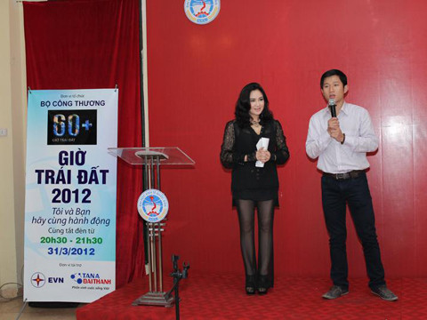 Trong tháng 3 vừa qua, các đại sứ của Giờ trái đất 2012 là Thanh Lam, Dương Thùy Linh và Tùng Dương đã tới 7 trường đại học ở Hà Nội để giao lưu với gần 1000 sinh viên
