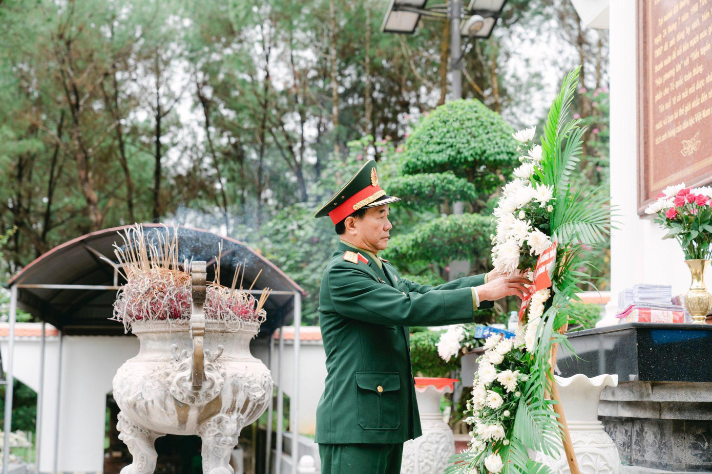 Thượng tướng Mai Quang Phấn viếng các anh hùng liệt sỹ thanh niên xung phong tại Khu di tích quốc gia Ngã ba Đồng Lộc Thượng tướng Mai Quang Phấn viếng các anh hùng liệt sỹ thanh niên xung phong tại Khu di tích quốc gia Ngã ba Đồng Lộc