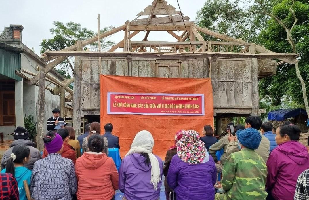 Hàng xóm vui mừng đến dự lễ khởi công sửa chữa nhà ở của ông Đinh Hồng Thi.