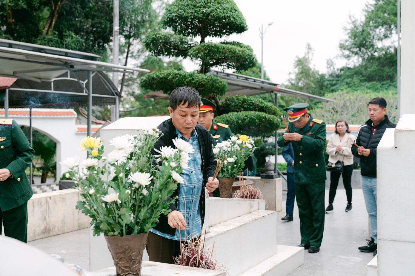 Ông Bùi Thanh Hà Phó Chủ tịch HĐQT Tập đoàn TNG thắp hương tại phần mộ của 10 cô gái thanh niên xung phong hi sinh tại Ngã ba Đồng Lộc, Can Lộc, Hà Tĩnh Ông Bùi Thanh Hà Phó Chủ tịch HĐQT Tập đoàn TNG thắp hương tại phần mộ của 10 cô gái thanh niên xung phong hi sinh tại Ngã ba Đồng Lộc, Can Lộc, Hà Tĩnh