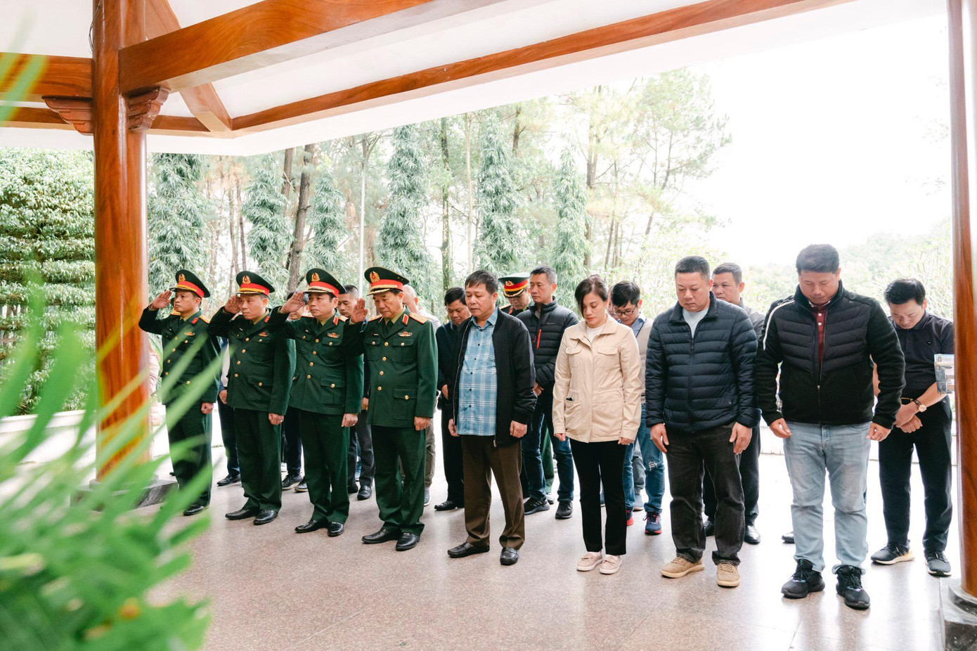 Đoàn đặt vòng hoa viếng các thanh niên xung phong tại Di tích quốc gia Ngã ba Đồng Lộc Đoàn đặt vòng hoa viếng các thanh niên xung phong tại Di tích quốc gia Ngã ba Đồng Lộc