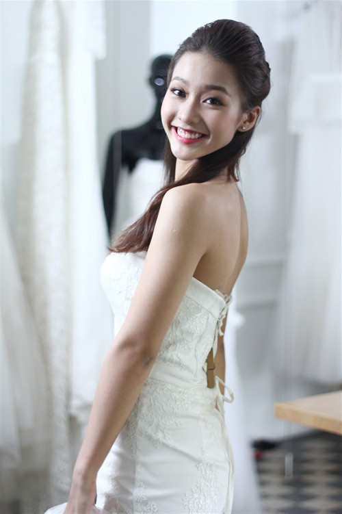  Khả Ngân chính là Gương mặt tuổi hồng 2011, Miss Sport 2010 (do báo Khăn quàng đỏ tổ chức). Không chỉ thế, ngay từ khi học lớp 7, Khả Ngân đã là gương mặt trang bìa của một vài tạp chí teen. Ở một số góc ảnh, Khả Ngân nhìn khá giống Hoa hậu Việt Nam 2012 Đặng Thu Thảo