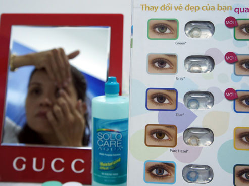 Kính áp tròng đủ màu được bán tại một cửa hàng mắt kính ở Q.3, TP.HCM