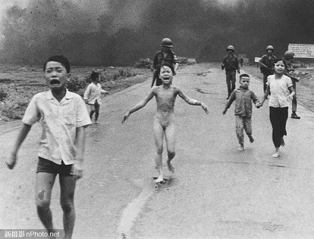 1972: Bức ảnh “Em bé napalm” Phan Thị Kim Phúc chạy trên đường cùng những em bé khác sau khi bị bỏng nặng bởi quả bom napalm do máy bay Mỹ ném xuống khu dân cư