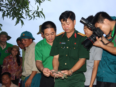 Đại tá Trần Minh Thanh, Chính ủy Bộ Chỉ huy Quân sự tỉnh Quảng Trị tại hiện trường "cậu Thủy" làm giả 9 hài cốt liệt sĩ. Ảnh: T.B. Đại tá Trần Minh Thanh, Chính ủy Bộ Chỉ huy Quân sự tỉnh Quảng Trị tại hiện trường