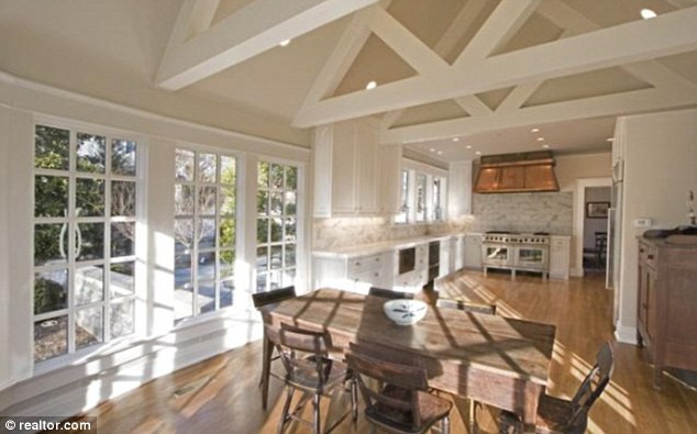 Sàn và trần nhà đều sử dụng gỗ cứng, trần nhà được thiết kế theo kiểu mái vòm.