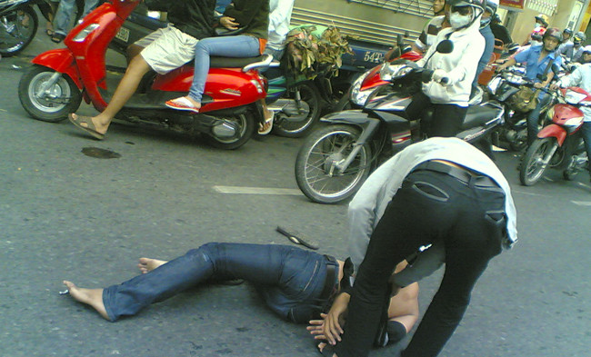 Khống chế tên cướp