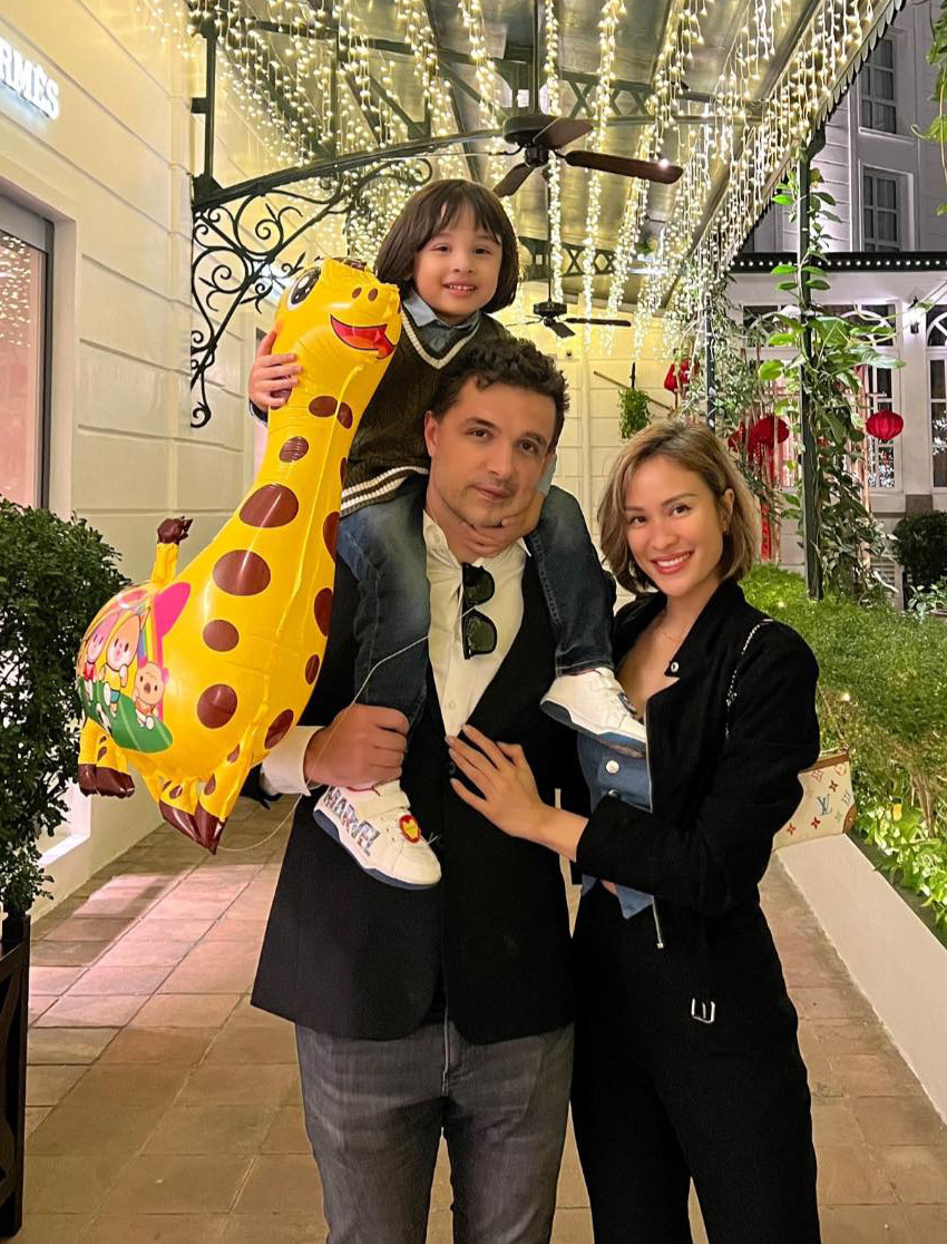 Phương Mai và chồng cùng con trai. Phương Mai và chồng cùng con trai.