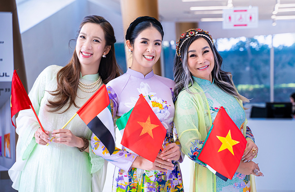 Ngọc Hân dự triển lãm tranh và áo dài ở Dubai.