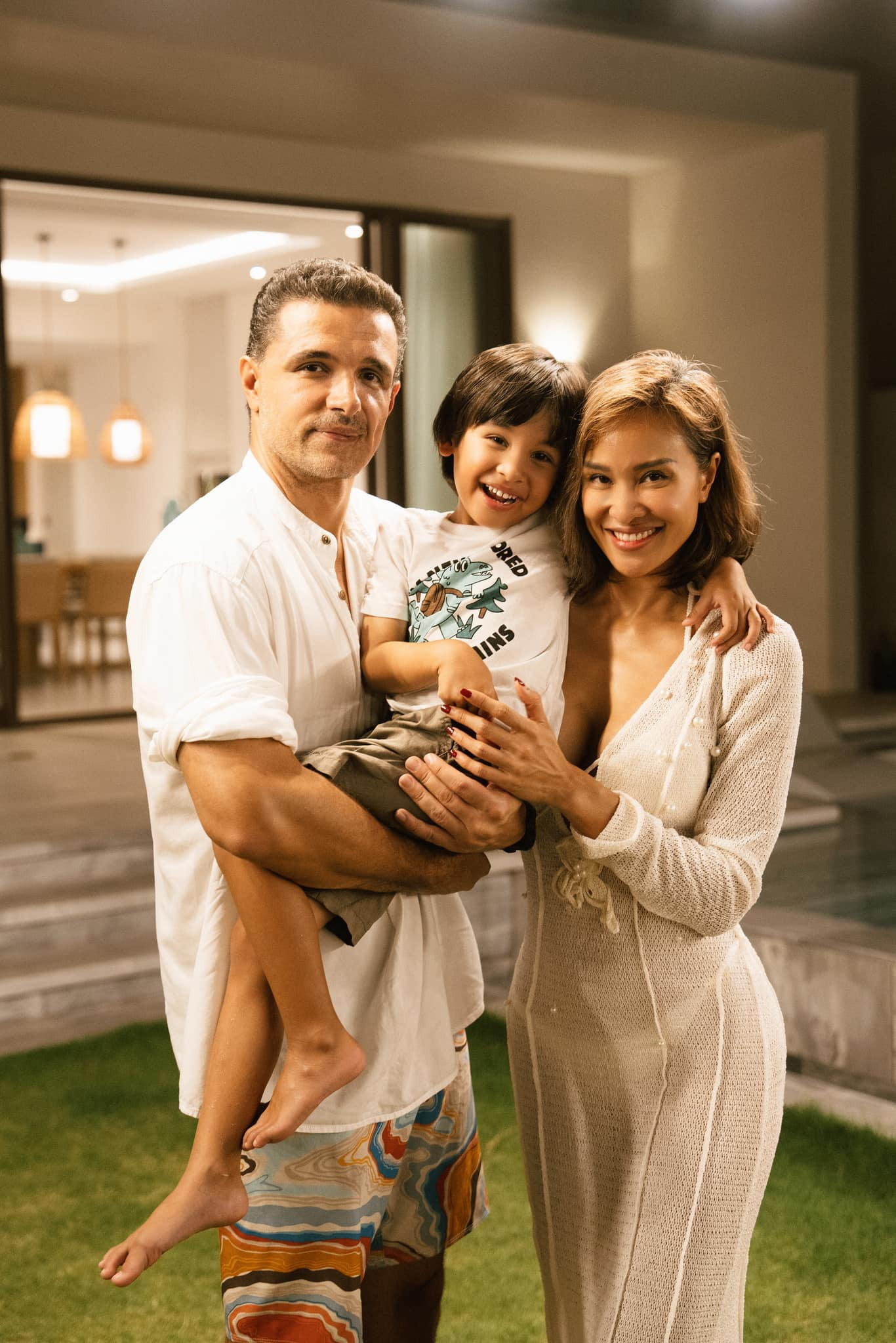 Phương Mai và chồng cùng con trai. Phương Mai và chồng cùng con trai.