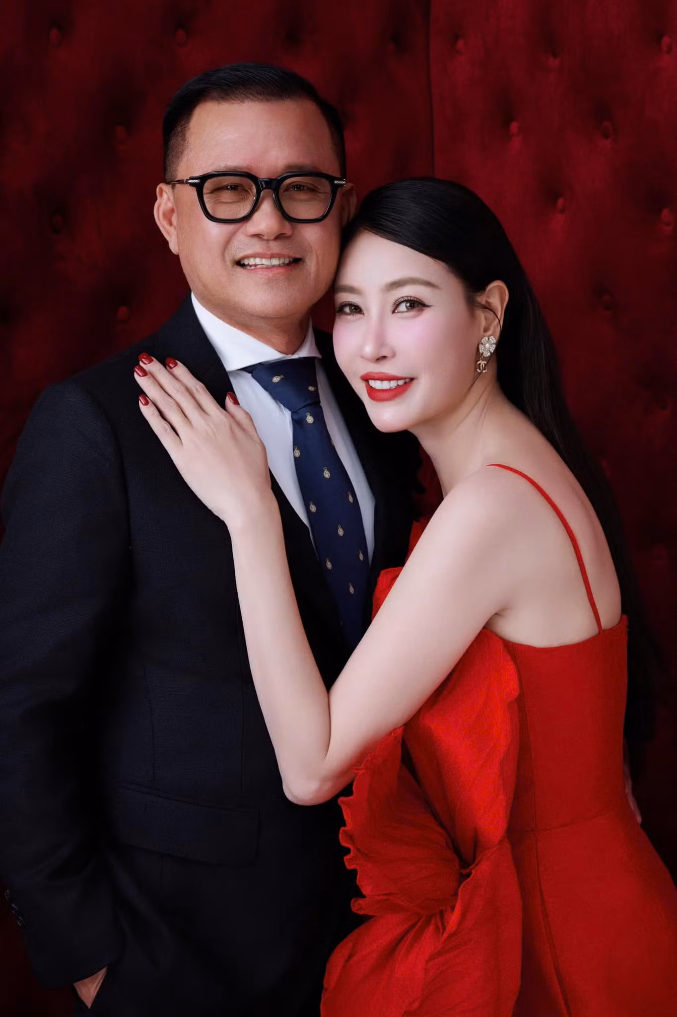 Hoa hậu Hà Kiều Anh khoe ảnh bên chồng trong ngày lễ tình nhân. Cô chia sẻ: "Hôm nay là ngày đặc biệt, một cái cớ để nhắc chính mình rằng thật may mắn và hạnh phúc khi luôn có người đồng hành bên cạnh".