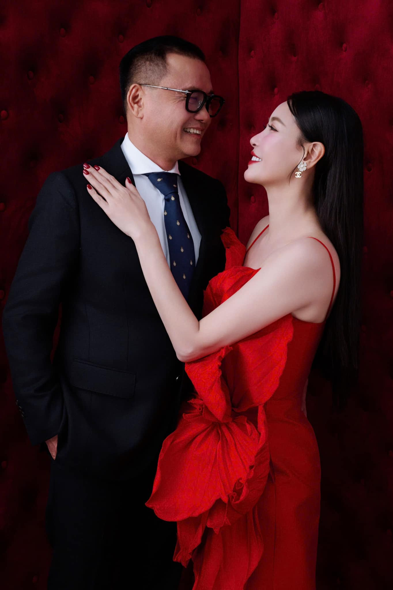 Hoa hậu Hà Kiều Anh khoe ảnh bên chồng trong ngày lễ tình nhân. Cô chia sẻ: "Hôm nay là ngày đặc biệt, một cái cớ để nhắc chính mình rằng thật may mắn và hạnh phúc khi luôn có người đồng hành bên cạnh".