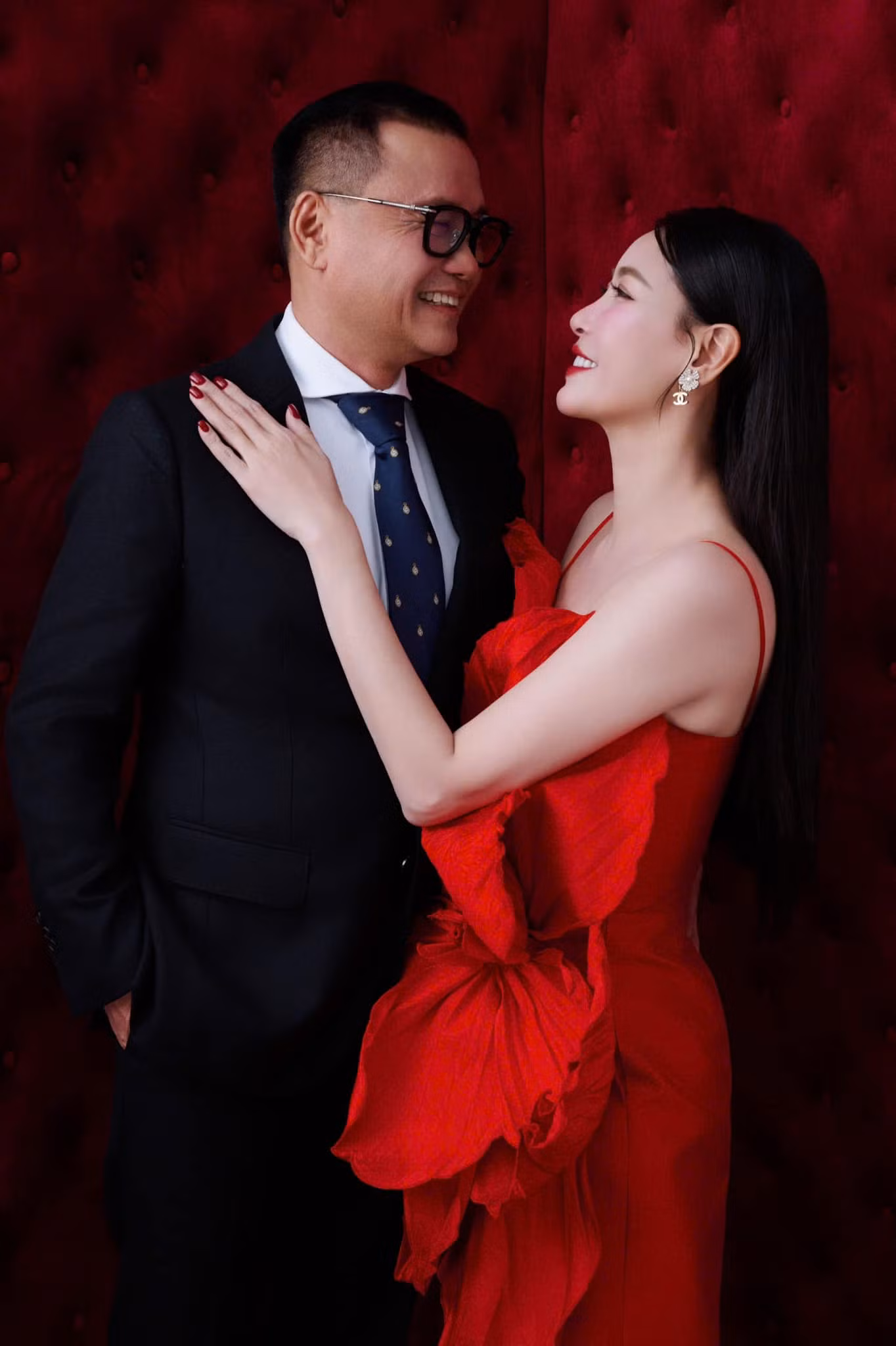 Hoa hậu Hà Kiều Anh khoe ảnh bên chồng trong ngày lễ tình nhân. Cô chia sẻ: "Hôm nay là ngày đặc biệt, một cái cớ để nhắc chính mình rằng thật may mắn và hạnh phúc khi luôn có người đồng hành bên cạnh".