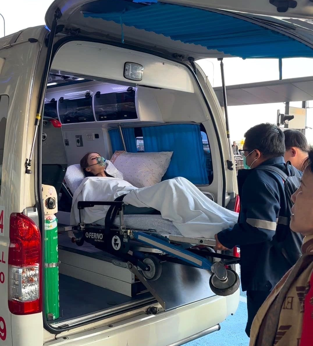 Thitaree Phongtharasathorn được đi cấp cứu khi đang ở sân bay.