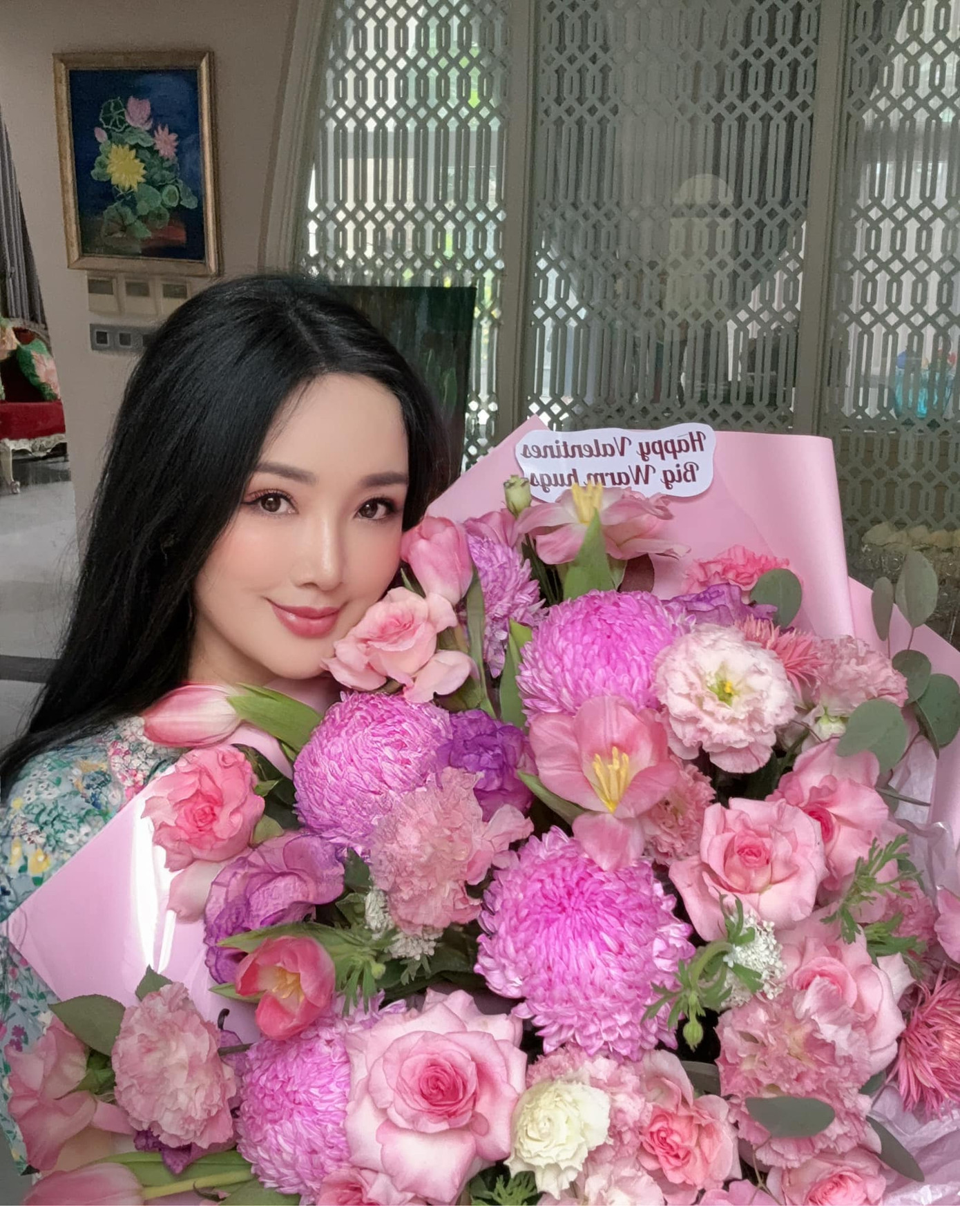 Hoa hậu Giáng My đăng ảnh được tặng hoa trong ngày Valentine. Cô viết: "Dù đã 15 năm trôi qua, nhưng vẫn nhận hoa mỗi năm, cảm ơn sự ấm áp đầy thiện tâm của anh".