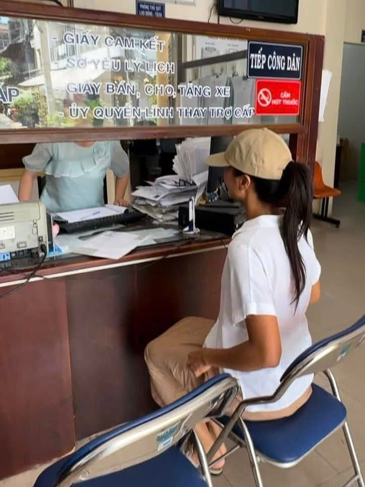 H'Hen Niê cùng bạn trai làm thủ tục đăng ký kết hôn. H'Hen Niê cùng bạn trai làm thủ tục đăng ký kết hôn.