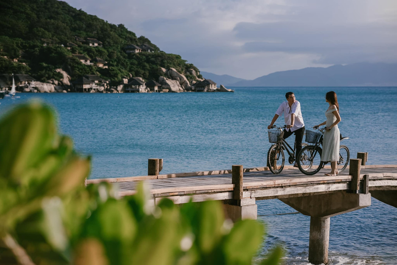 Á hậu Thanh Tú cùng chồng có chuyến nghỉ dưỡng ở biển trong dịp lễ Valentine. Người đẹp và chồng đạp xe ngắm cảnh, ghi lại những khoảnh khắc tình tứ. Á hậu Việt Nam 2016 chia sẻ: "Có một chuyện tình mang tên đôi ta".