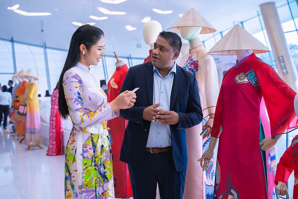 Ngọc Hân dự triển lãm tranh và áo dài ở Dubai.