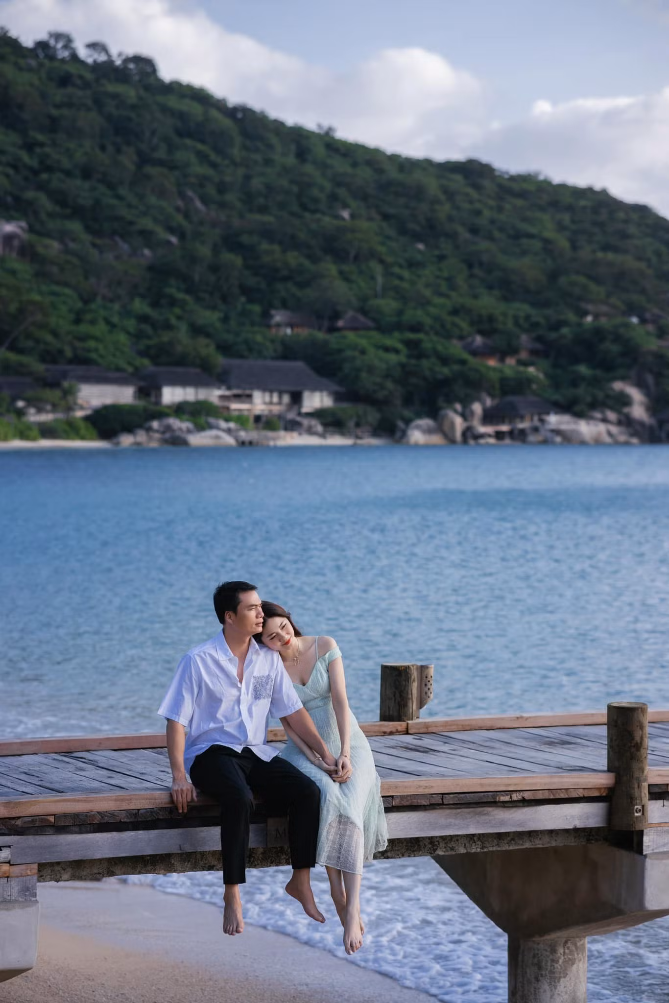 Á hậu Thanh Tú cùng chồng có chuyến nghỉ dưỡng ở biển trong dịp lễ Valentine. Người đẹp và chồng đạp xe ngắm cảnh, ghi lại những khoảnh khắc tình tứ. Á hậu Việt Nam 2016 chia sẻ: "Có một chuyện tình mang tên đôi ta".