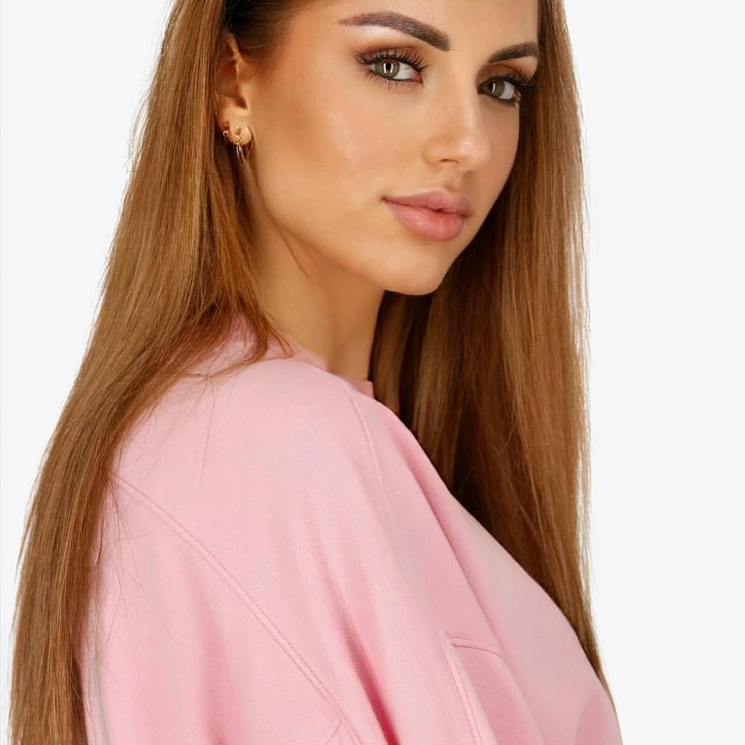 Trước khi đăng quang Hoa hậu Bỉ, cô đã giành danh hiệu Hoa hậu Limburg 2025 và là đại diện của tỉnh này tại vòng chung kết quốc gia.