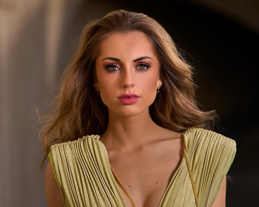 Bỉ từng là quốc gia có thành tích sắc đẹp ấn tượng ở khu vực châu Âu. Tuy nhiên, những năm gần đây, quốc gia này có sự thể hiện mờ nhạt ở Miss Universe. Năm ngoái, đại diện Bỉ tại Hoa hậu Hoàn vũ 2024 là người đẹp Kenza Ameloot không giành thành tích.