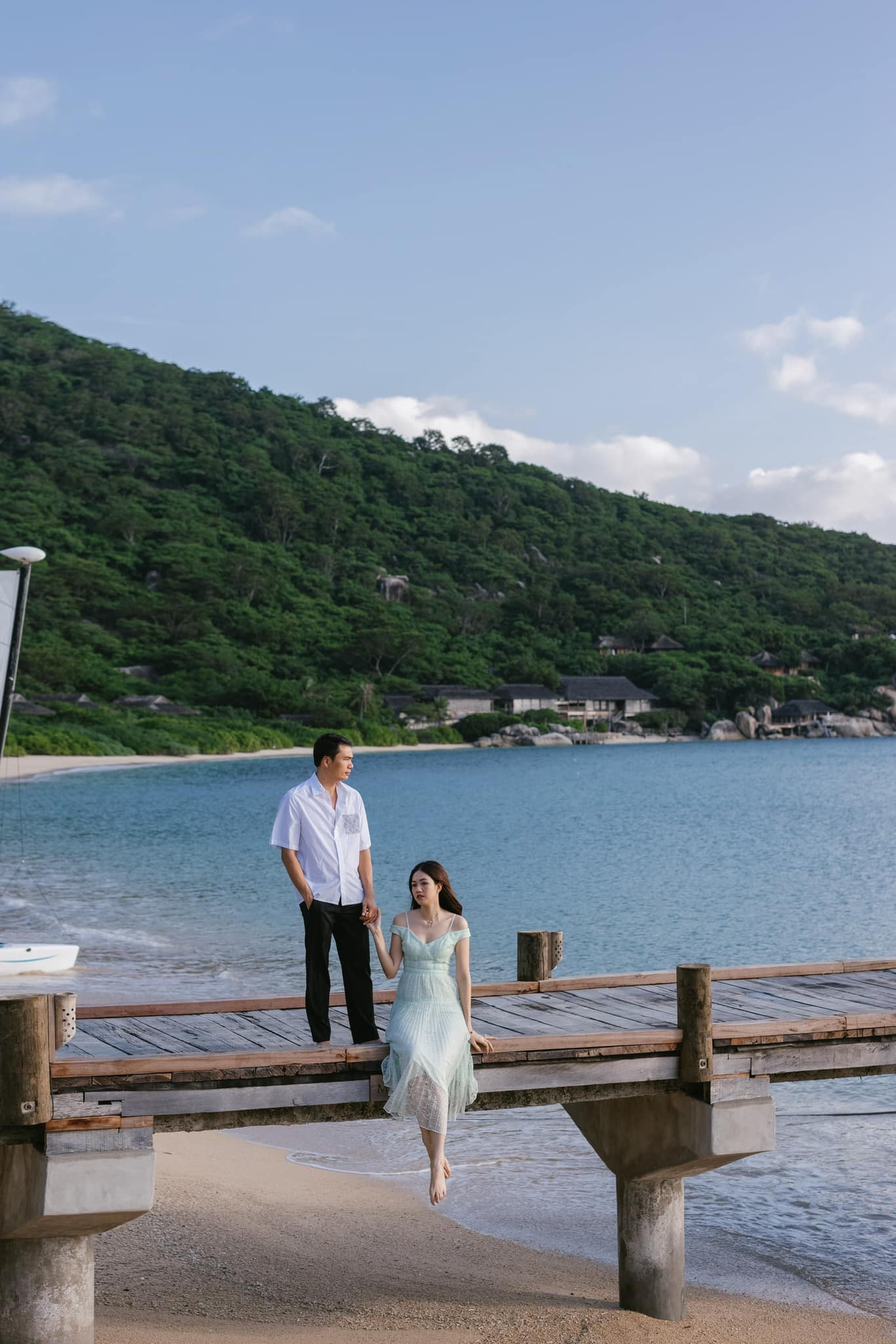 Á hậu Thanh Tú cùng chồng có chuyến nghỉ dưỡng ở biển trong dịp lễ Valentine. Người đẹp và chồng đạp xe ngắm cảnh, ghi lại những khoảnh khắc tình tứ. Á hậu Việt Nam 2016 chia sẻ: "Có một chuyện tình mang tên đôi ta".