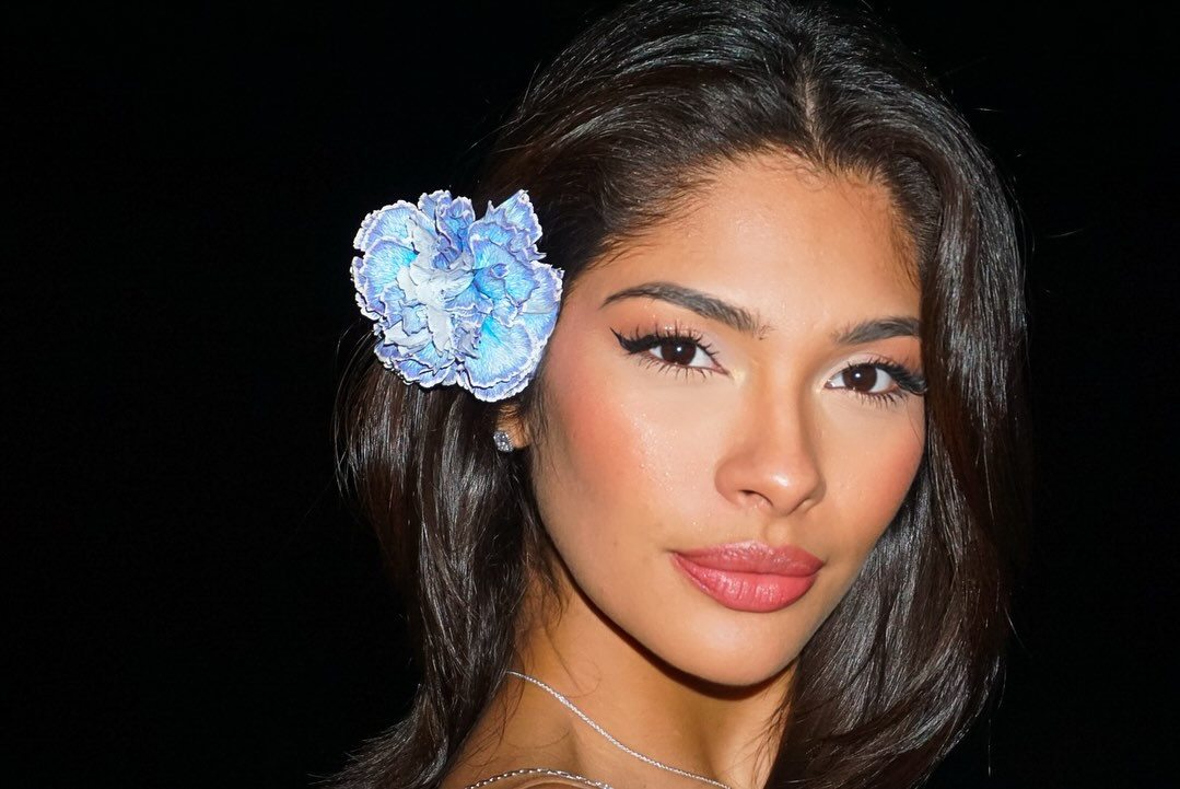 Sheynnis Palacios năm nay 24 tuổi, cao 1,8 m. Cô là người mẫu và nhà hoạt động xã hội tại Nicaragua. Người đẹp đăng quang Hoa hậu Thế giới Nicaragua 2020 và tham dự Miss World 2021, vào top 40.