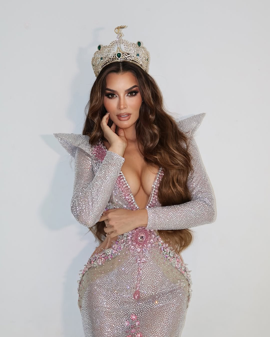 Á hậu 2 Hoa hậu Hòa bình Quốc tế 2023 Maria Alejandra López gỡ bỏ danh hiệu trên trang cá nhân, đồng thời hủy theo dõi ông Nawat.