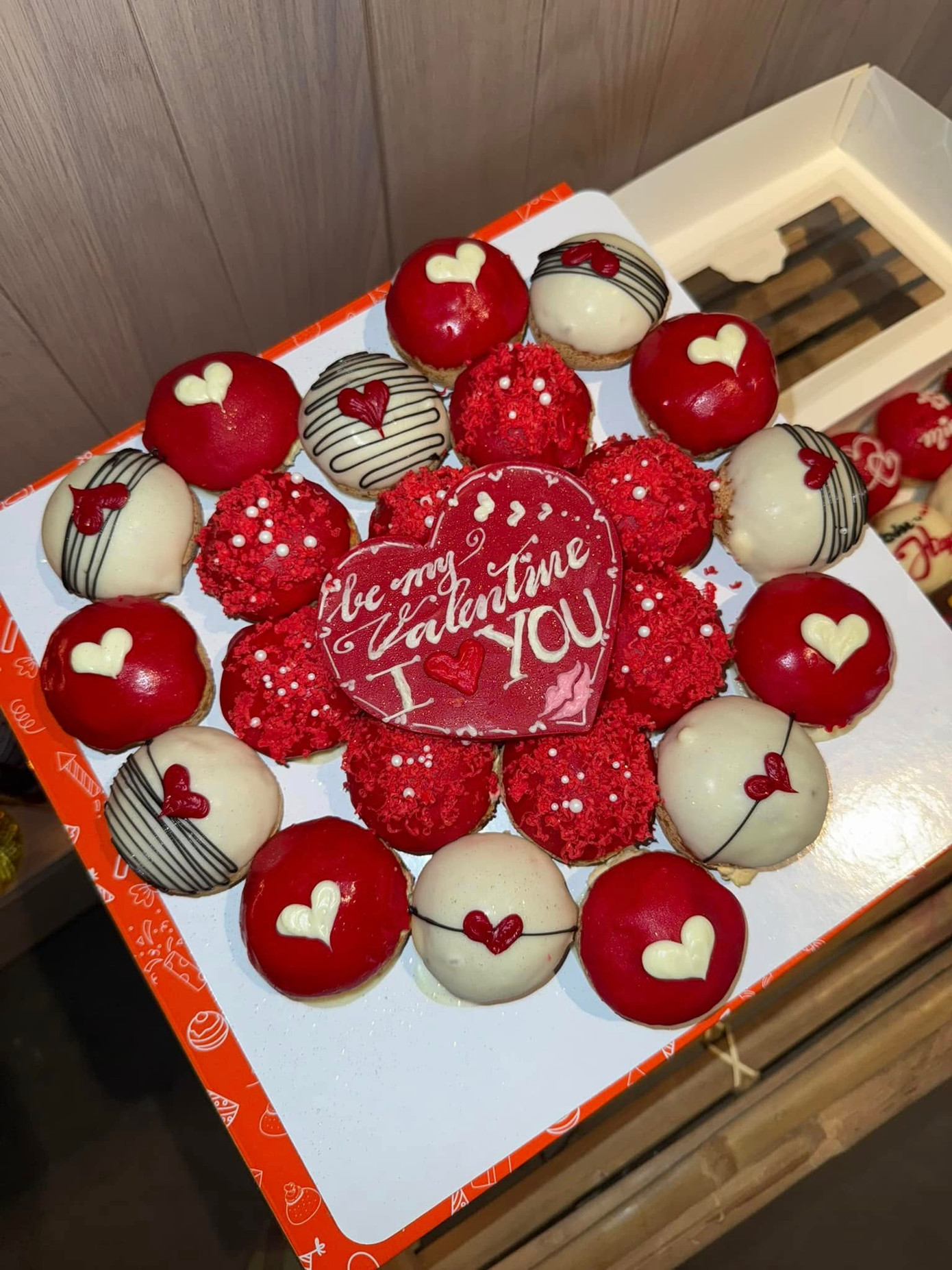 Người đẹp Minh Tú được chồng tây tặng socola vào ngày Valentine.