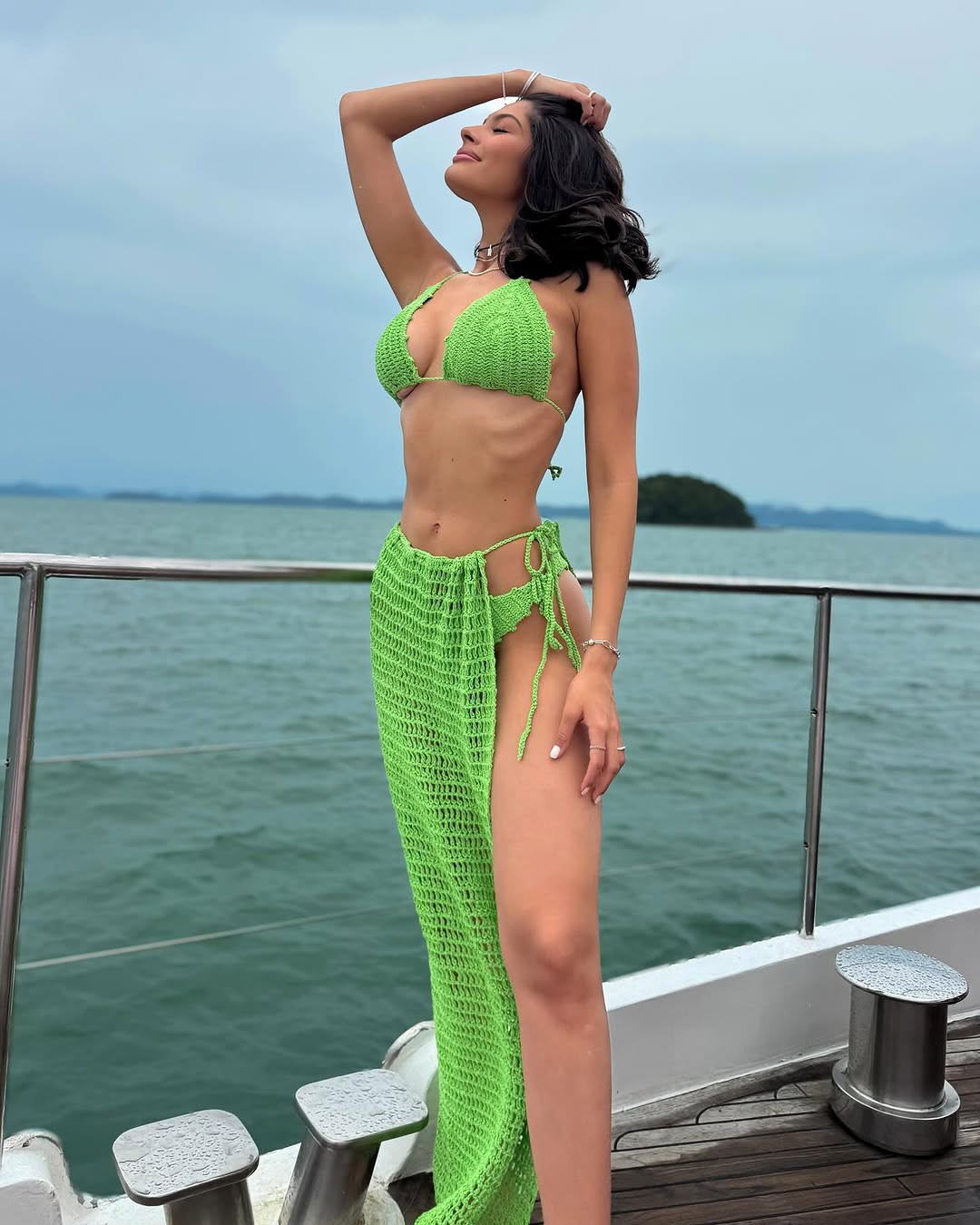 Sau khi kết thúc nhiệm kỳ Hoa hậu Hoàn vũ 2023, Sheynnis tích cực đi du lịch nhiều nơi trên thế giới. Trước đó, cô có chuyến nghỉ dưỡng ở Thái Lan. Người đẹp diện bikini hai mảnh tông màu xanh neon, khoe dáng quyến rũ trên du thuyền.