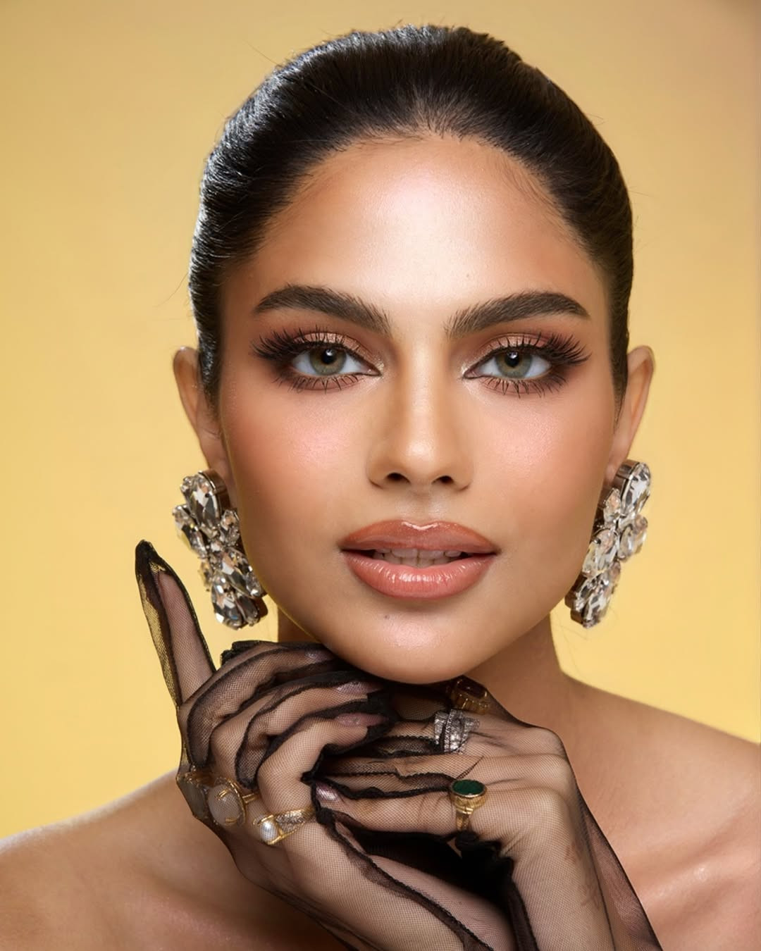 Rachel Gupta lâm vào thế khó do vướng tranh chấp hợp đồng.