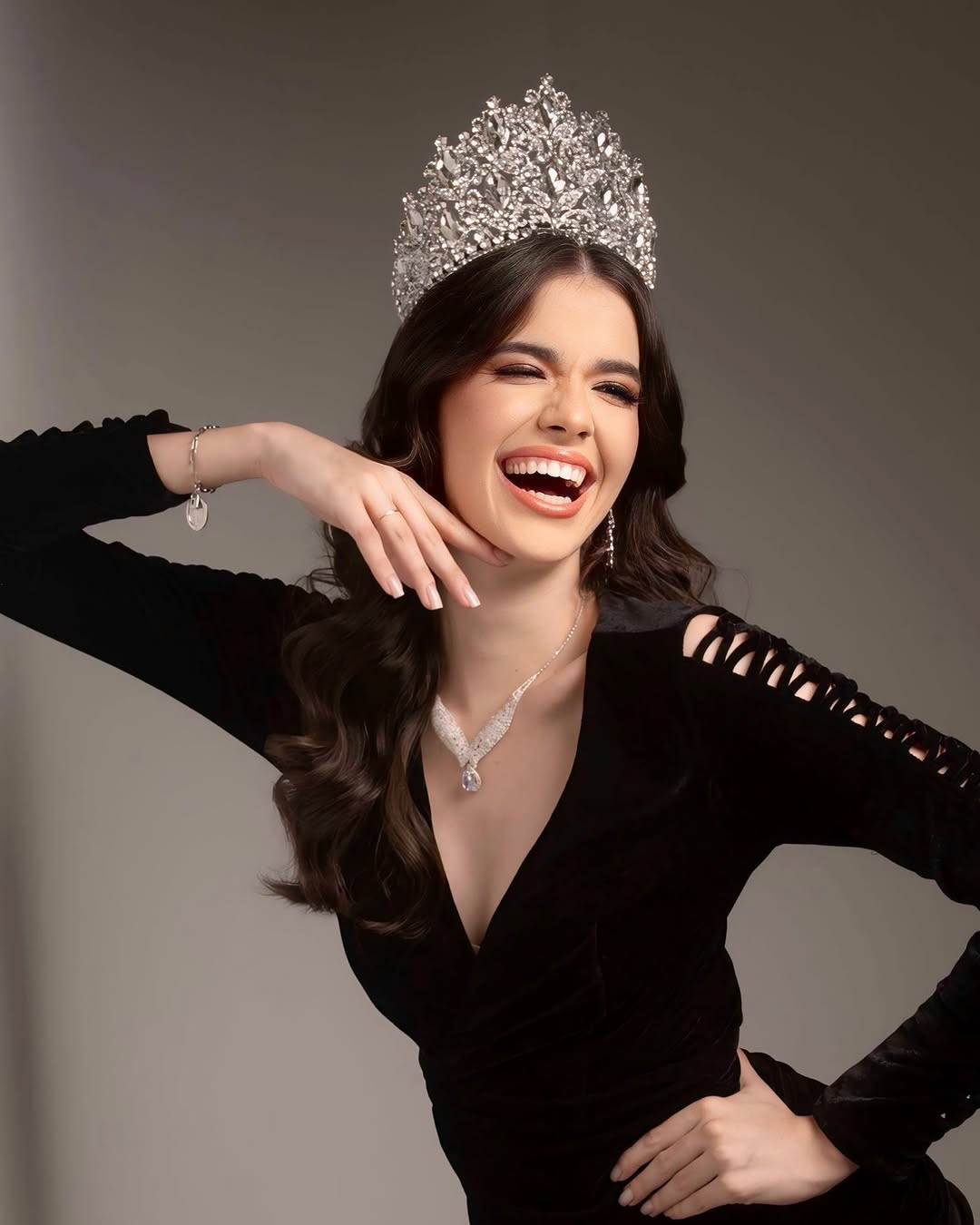 Chiến thắng của Maria Gabriela tại Hoa hậu Hoàn vũ Brazil 2025 tiếp tục gây tranh cãi trên mạng xã hội.