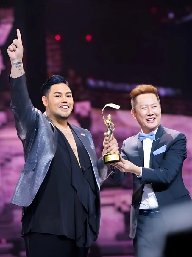 Cựu Giám đốc quốc gia Miss Grand Indonesia - Ivan Gunawan - trách móc ông Nawat.